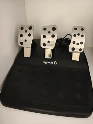 Volante Logitech PS4 con pedales y cambio demarcha