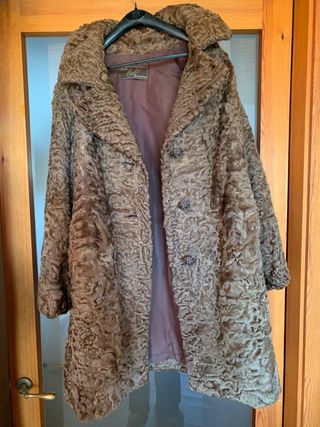 Abrigo de piel de astracan, color marrón claro