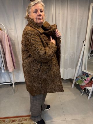 Abrigo de piel de astracan, color marrón claro