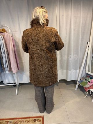 Abrigo de piel de astracan, color marrón claro