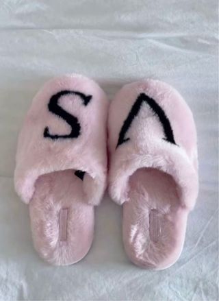 Pantofole rosa con lettere