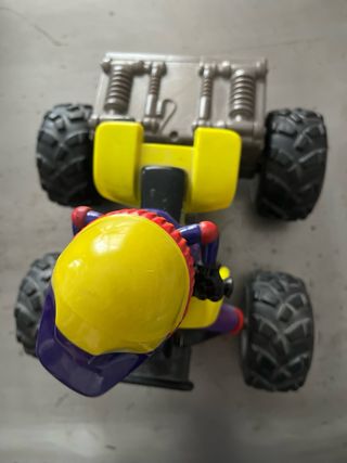 Coche con ruedas todoterreno con conductor