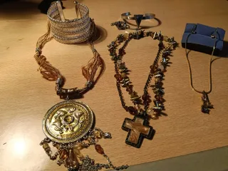 Lote bisutería sin estrenar, diversas marcas.