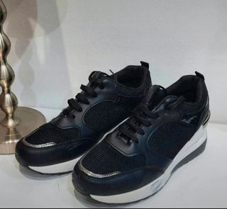 Zapatillas negras con brillito.38.