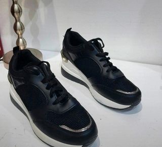 Zapatillas negras con brillito.38.