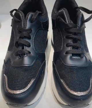 Zapatillas negras con brillito.38.