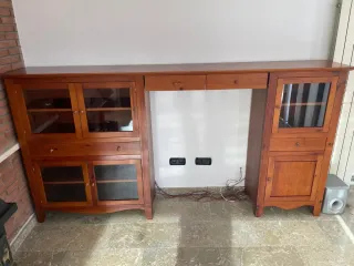 Mueble de comedor de madera y cristal