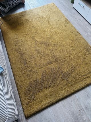 Alfombra tela amarilla y marrón