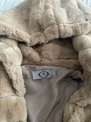 Abrigo pelo sintético beige talla L/XL