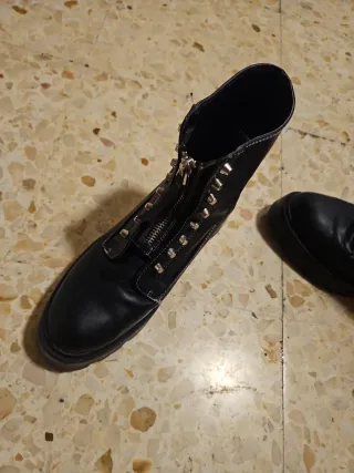 Botas negras con cremallera y remaches