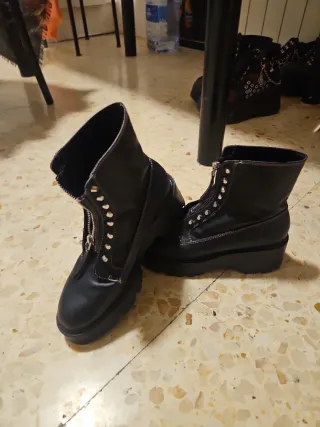 Botas negras con cremallera y remaches