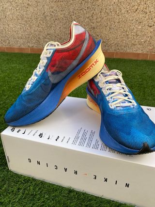Nike Zoomx Vaporfly Next 4 en color rojo y azul
