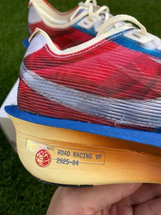 Nike Zoomx Vaporfly Next 4 en color rojo y azul