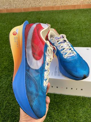 Nike Zoomx Vaporfly Next 4 en color rojo y azul