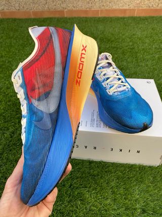 Nike Zoomx Vaporfly Next 4 en color rojo y azul