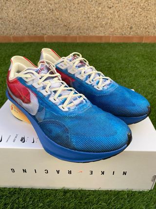 Nike Zoomx Vaporfly Next 4 en color rojo y azul