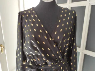 Vestido negro con estampado dorado