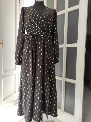 Vestido negro con estampado dorado