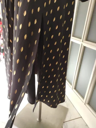 Vestido negro con estampado dorado