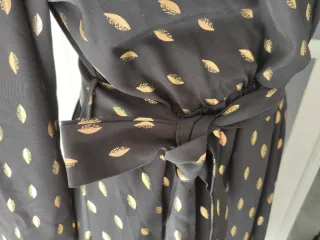 Vestido negro con estampado dorado