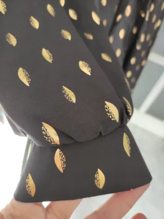 Vestido negro con estampado dorado
