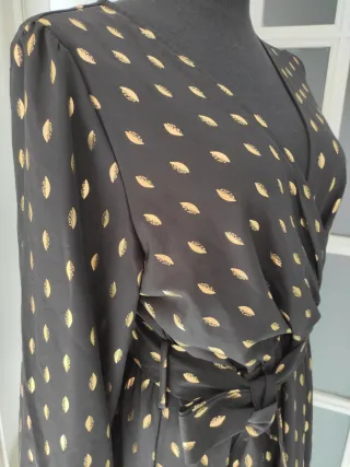 Vestido negro con estampado dorado