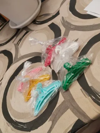 Lote 30 Perchas para Muñecas