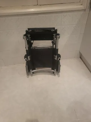 Silla de ruedas plegable con capa para la  lluvia