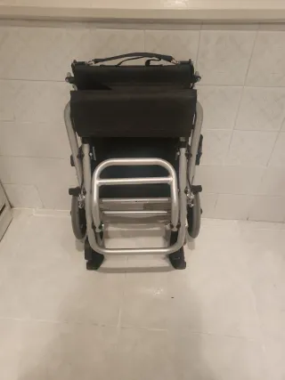 Silla de ruedas plegable con capa para la  lluvia