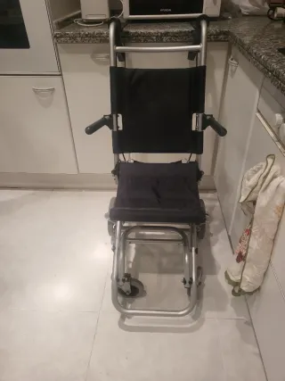 Silla de ruedas plegable con capa para la  lluvia