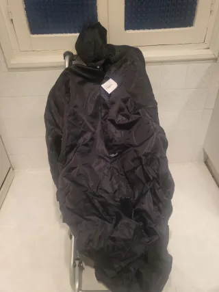 Silla de ruedas plegable con capa para la  lluvia