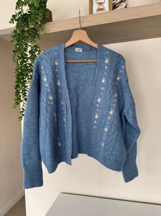 Cárdigan azul con bordado floral