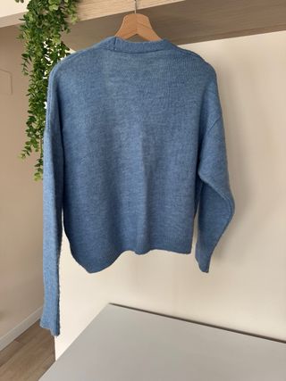 Cárdigan azul con bordado floral