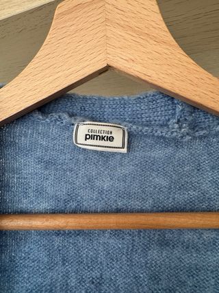 Cárdigan azul con bordado floral