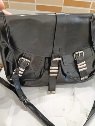 Bolso negro con hebillas