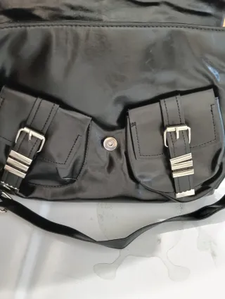 Bolso negro con hebillas