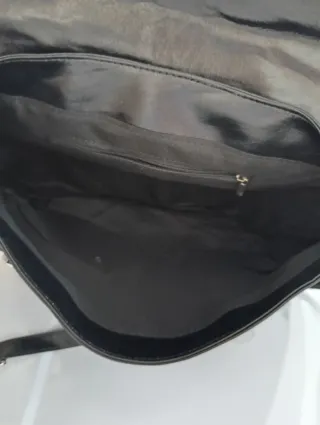 Bolso negro con hebillas