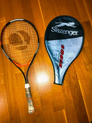 Raqueta de tenis Artengo con funda Slazenger.