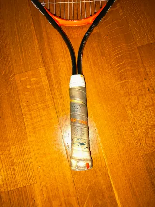 Raqueta de tenis Artengo con funda Slazenger.