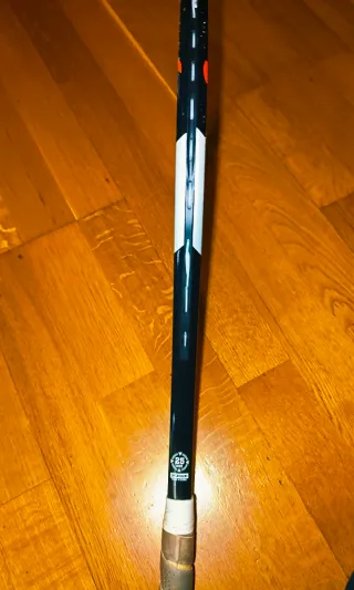 Raqueta de tenis Artengo con funda Slazenger.