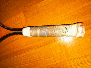 Raqueta de tenis Artengo con funda Slazenger.