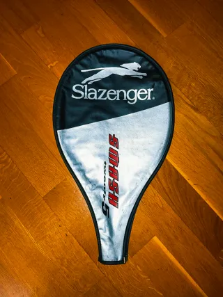 Raqueta de tenis Artengo con funda Slazenger.