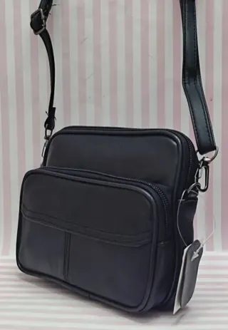 REBAJA! BOLSO RIÑONERA DE PIEL NEGRA. BANDOLERA