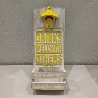 Apribottiglie da parete Vacchetti con etichetta