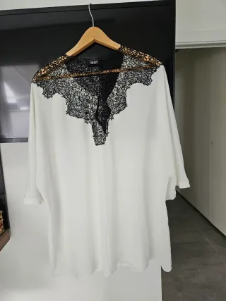 Sottogiacca bianco con pizzo nero