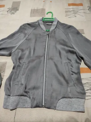 Cazadora Raso Gris Brillante es muy finita