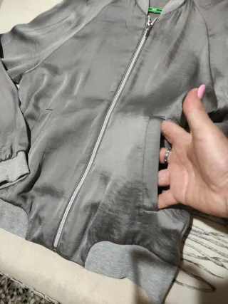 Cazadora Raso Gris Brillante es muy finita