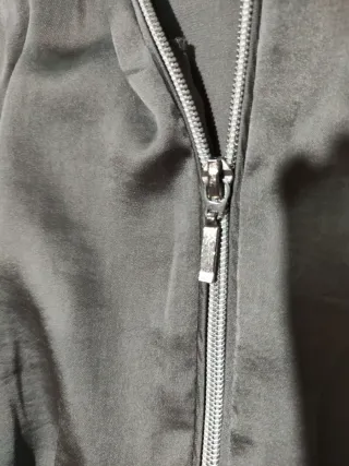 Cazadora Raso Gris Brillante es muy finita