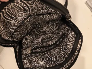 Mochila negra con grabado