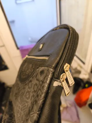 Mochila negra con grabado